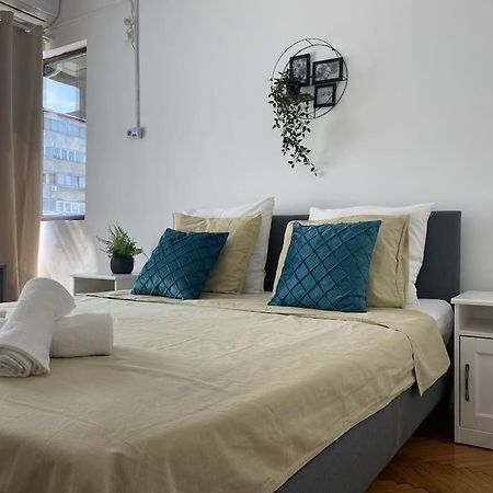 2 Bedroom Apartment With Terrace In City Center Bukarest Kültér fotó