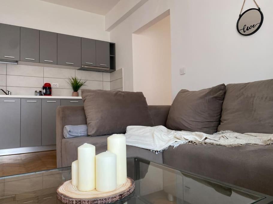 2 Bedroom Apartment With Terrace In City Center Bukarest Kültér fotó