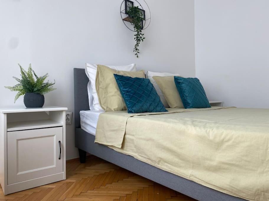 2 Bedroom Apartment With Terrace In City Center Bukarest Kültér fotó