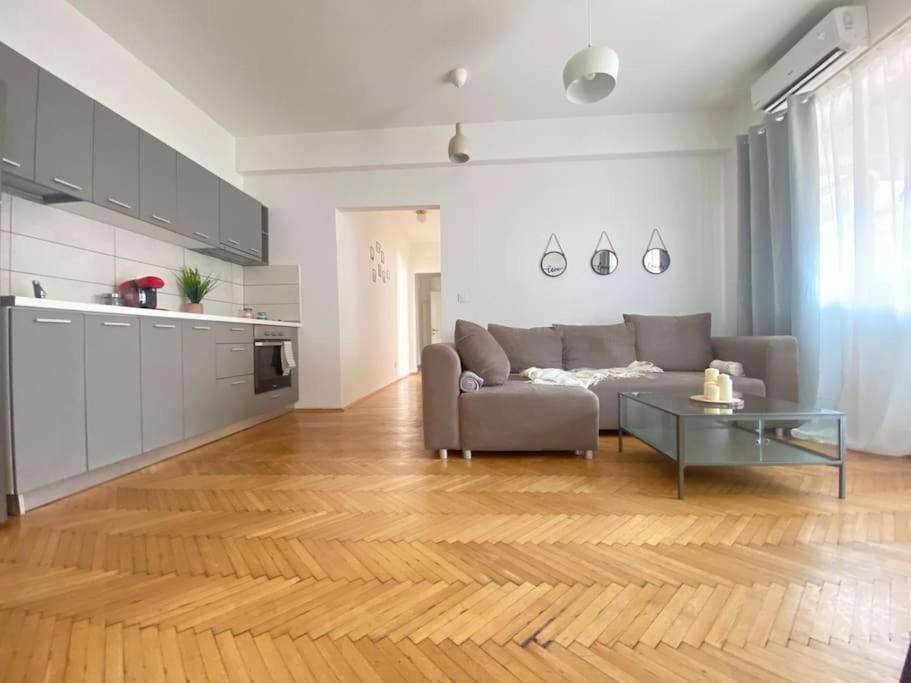 2 Bedroom Apartment With Terrace In City Center Bukarest Kültér fotó