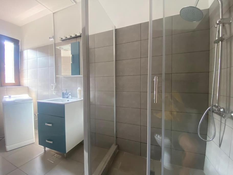 2 Bedroom Apartment With Terrace In City Center Bukarest Kültér fotó