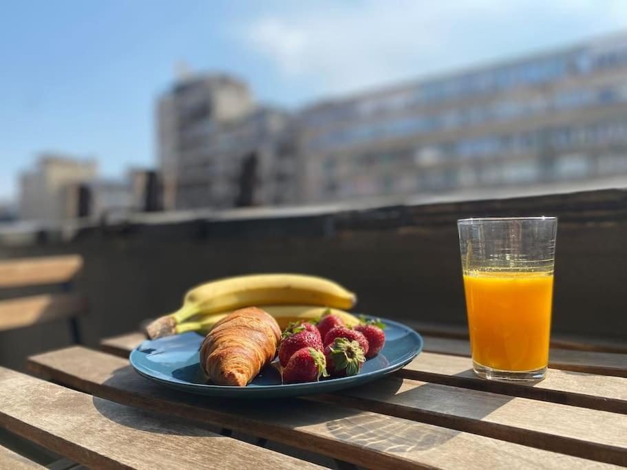 2 Bedroom Apartment With Terrace In City Center Bukarest Kültér fotó