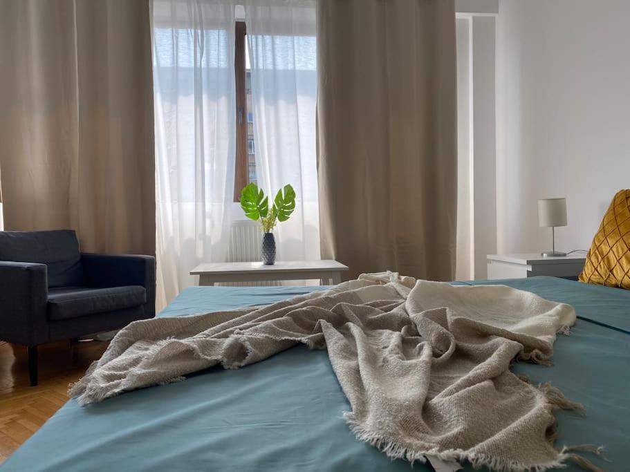 2 Bedroom Apartment With Terrace In City Center Bukarest Kültér fotó