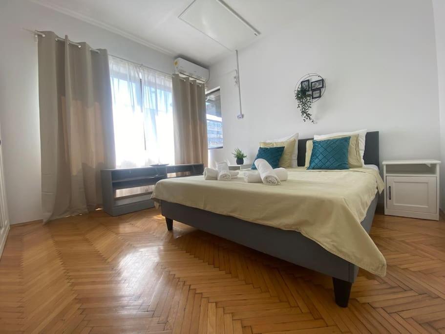 2 Bedroom Apartment With Terrace In City Center Bukarest Kültér fotó
