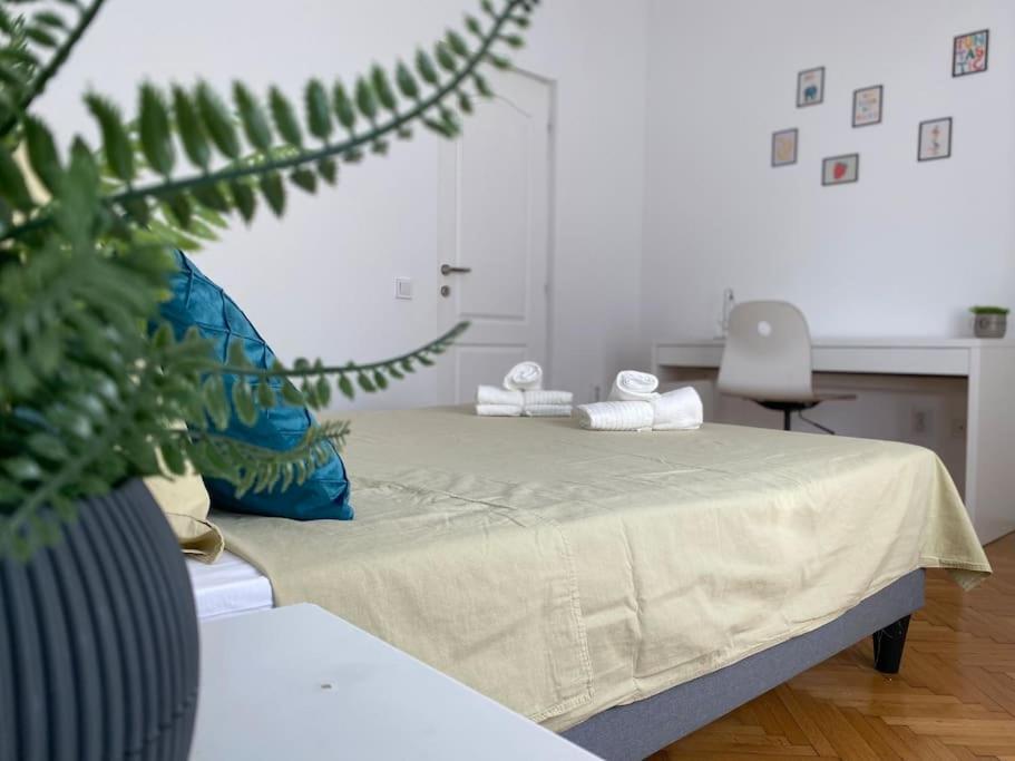 2 Bedroom Apartment With Terrace In City Center Bukarest Kültér fotó