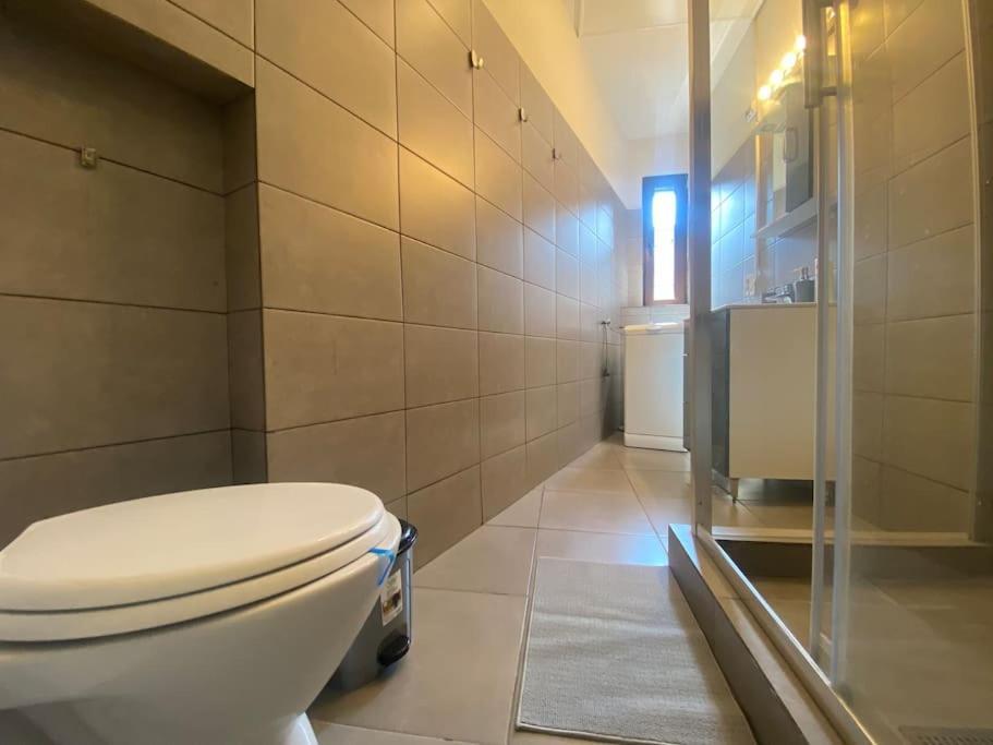2 Bedroom Apartment With Terrace In City Center Bukarest Kültér fotó