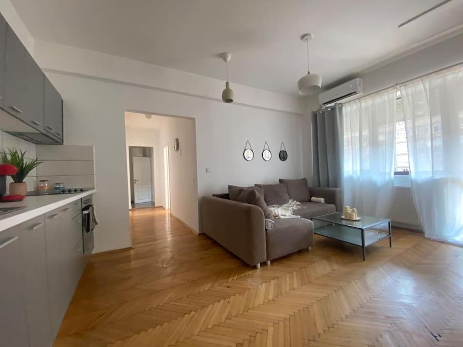 2 Bedroom Apartment With Terrace In City Center Bukarest Kültér fotó