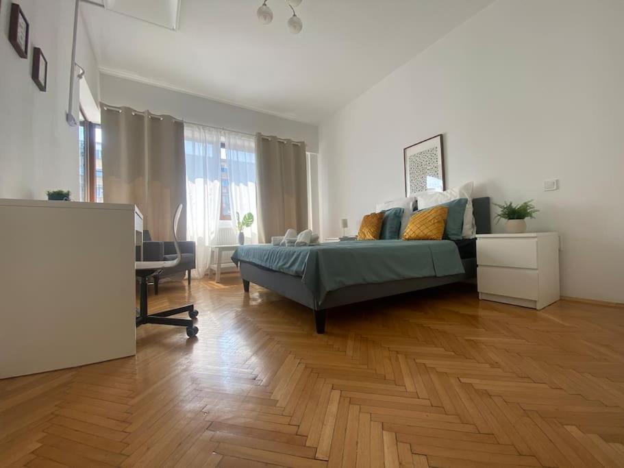 2 Bedroom Apartment With Terrace In City Center Bukarest Kültér fotó