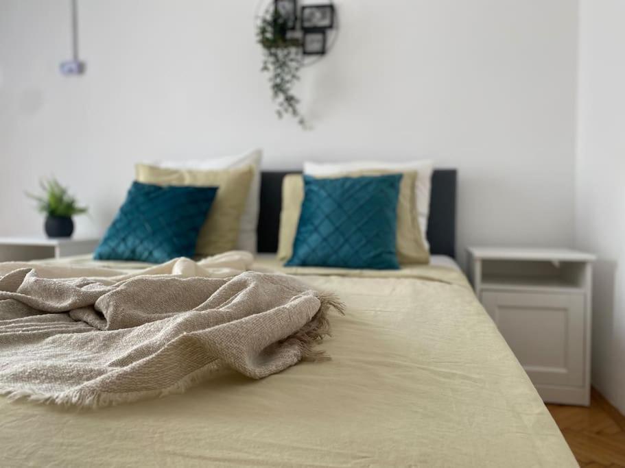 2 Bedroom Apartment With Terrace In City Center Bukarest Kültér fotó