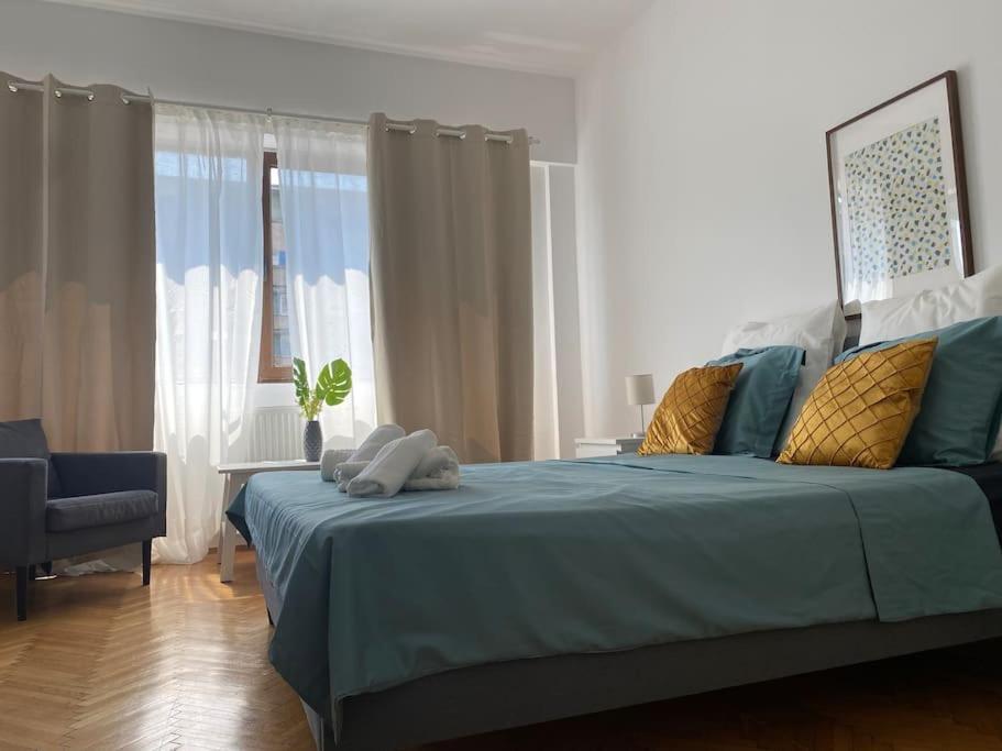 2 Bedroom Apartment With Terrace In City Center Bukarest Kültér fotó